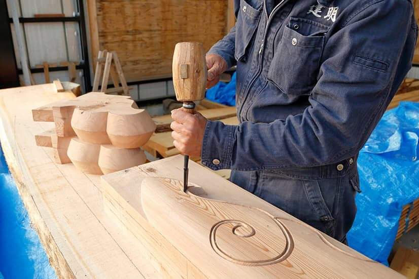 木材を手で加工する職人の手元