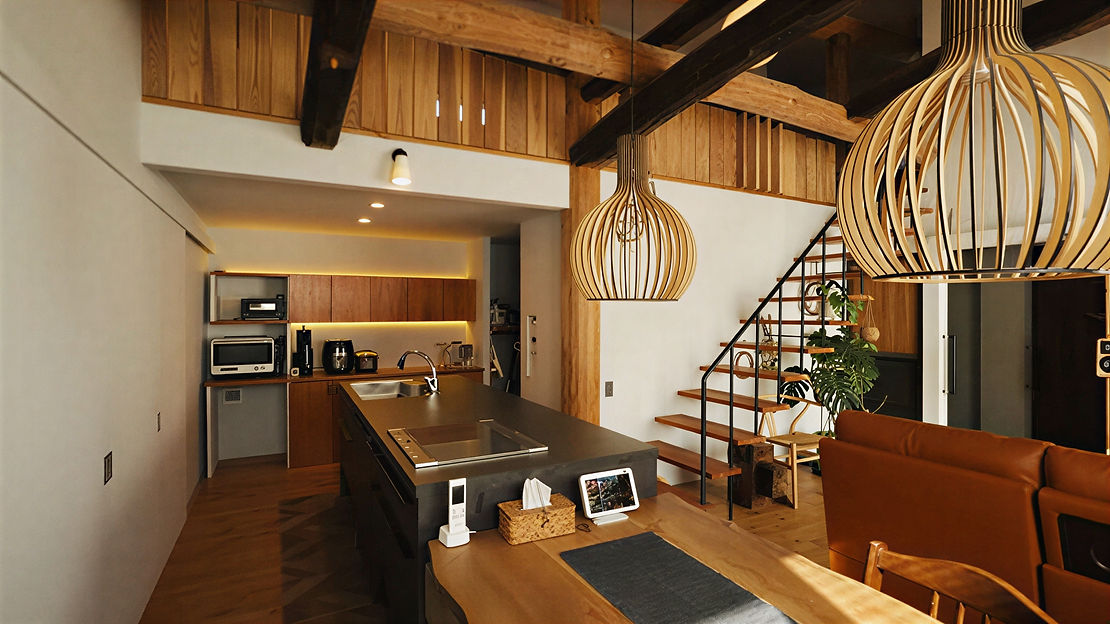古梁と無垢材を活かした建明の室内空間